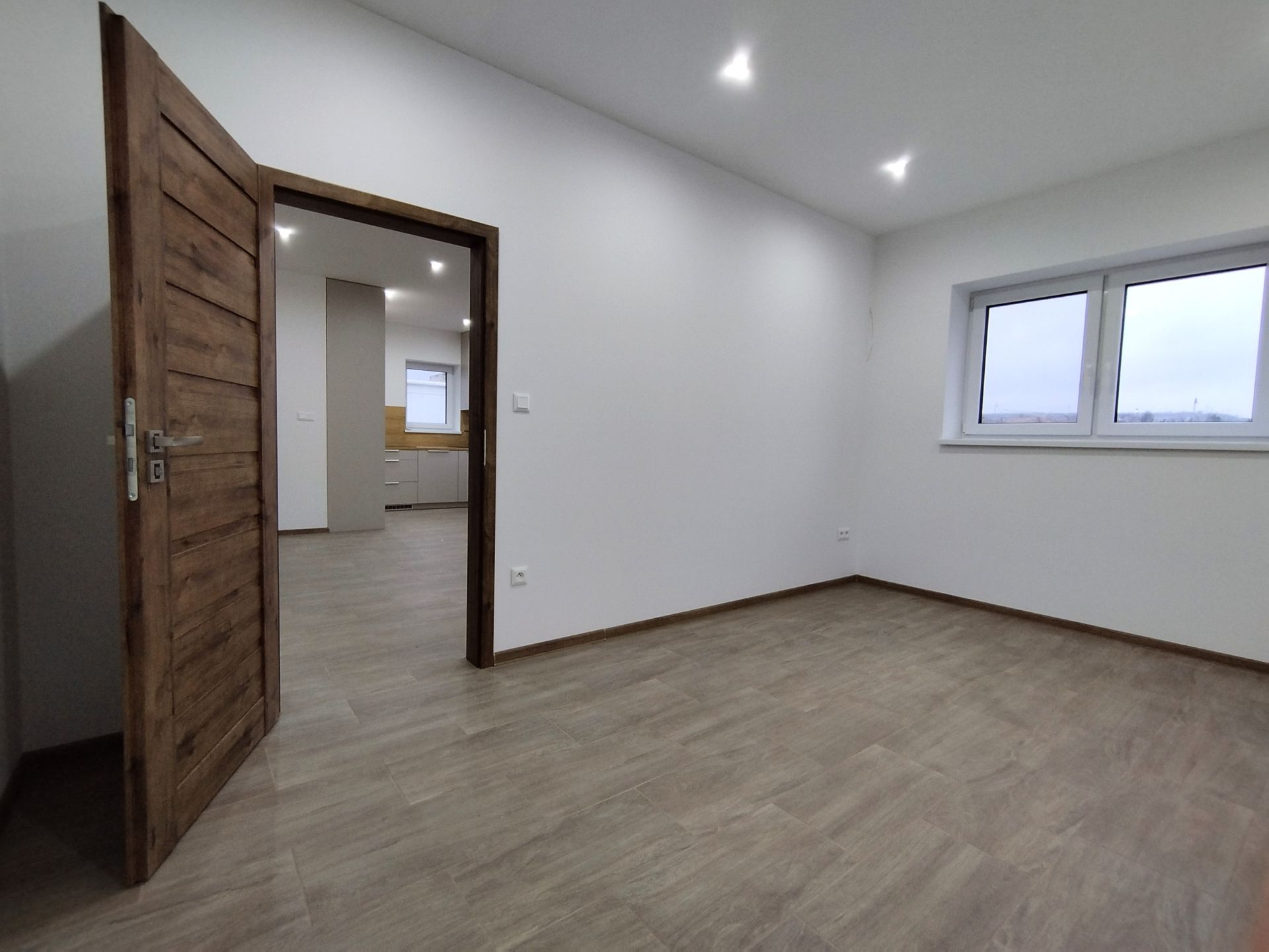 PRENAJATÉ - Administratívne priestory v HLOHOVCI