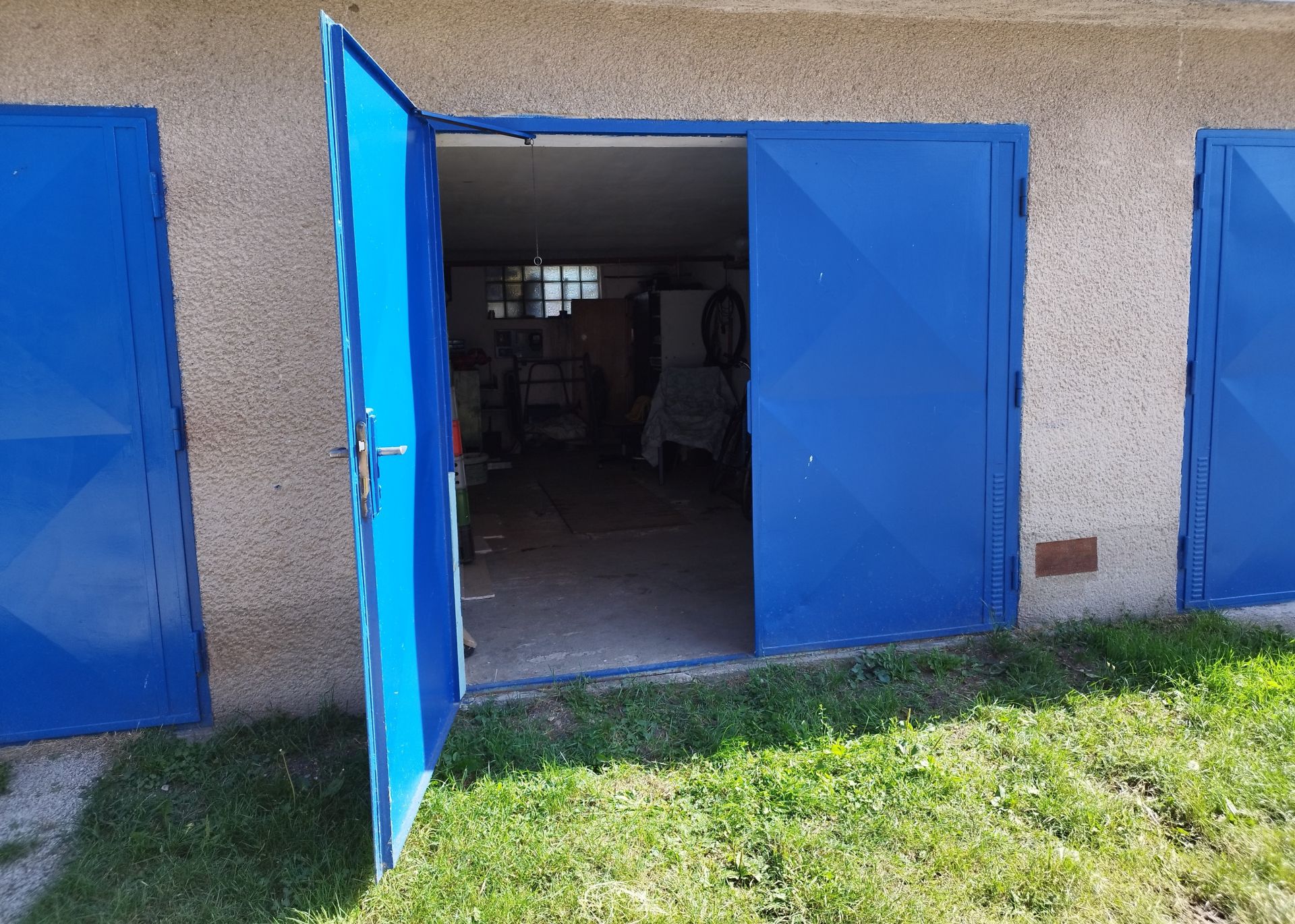 PREDANÉ - Garáž s elektrikou, montážnou jamou a pivnicou v Piešťanoch