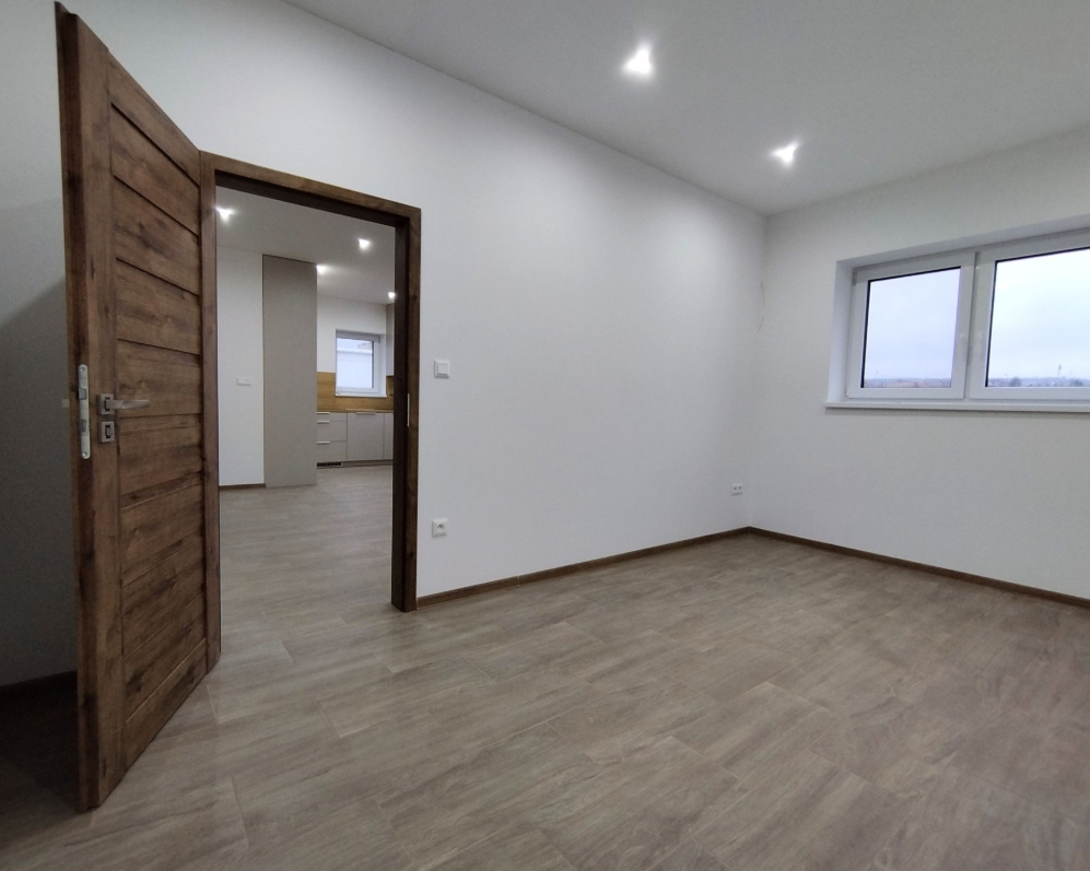 PRENAJATÉ - Administratívne priestory v HLOHOVCI