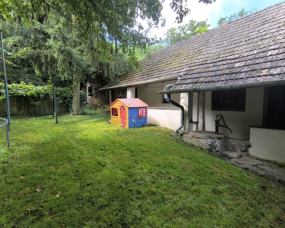 PREDANÉ - Chalupa so záhradou neďaleko Nitry - Lukáčovce